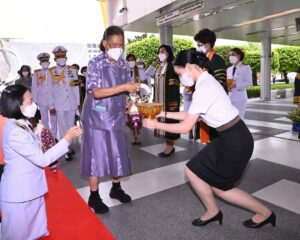 พระบาทสมเด็จพระเจ้าอยู่หัว ทรงพระกรุณาโปรดเกล้าโปรดกระหม่อมให้ สมเด็จพระกนิษฐาธิราชเจ้า กรมสมเด็จพระเทพรัตนราชสุดา ฯ สยามบรมราชกุมารี เสด็จพระราชดำเนินแทนพระองค์ไปในการพระราชทานปริญญาบัตรแก่ผู้สำเร็จการศึกษาจากสถาบันบัณฑิตพัฒนศิลป์ กระทรวงวัฒนธรรม ประจำปีการศึกษา ๒๕๖๔ – ๒๕๖๕ ณ หอประชุมใหญ่ ศูนย์วัฒนธรรมแห่งประเทศไทย เขตห้วยขวาง กรุงเทพมหานคร