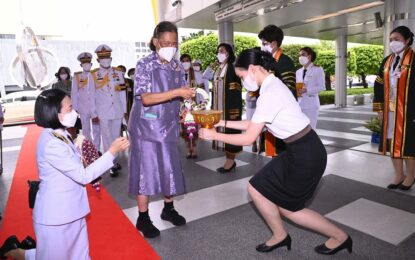 พระบาทสมเด็จพระเจ้าอยู่หัว ทรงพระกรุณาโปรดเกล้าโปรดกระหม่อมให้ สมเด็จพระกนิษฐาธิราชเจ้า กรมสมเด็จพระเทพรัตนราชสุดา ฯ สยามบรมราชกุมารี เสด็จพระราชดำเนินแทนพระองค์ไปในการพระราชทานปริญญาบัตรแก่ผู้สำเร็จการศึกษาจากสถาบันบัณฑิตพัฒนศิลป์ กระทรวงวัฒนธรรม ประจำปีการศึกษา ๒๕๖๔ – ๒๕๖๕ ณ หอประชุมใหญ่ ศูนย์วัฒนธรรมแห่งประเทศไทย เขตห้วยขวาง กรุงเทพมหานคร