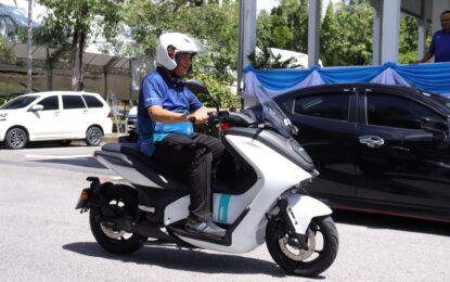 เรวัตฯ อบจ.ภูเก็ต รับมอบรถจักรยานยนต์ไฟฟ้า “YAMAHA E01” 2 คัน เพื่อส่งต่อให้ตำรวจท่องเที่ยวภูเก็ต ตามโครงการความร่วมมือเพื่อศึกษาการใช้งานจริง