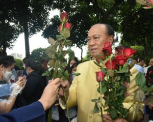 “พลเอก อนุพงษ์ เผ่าจินดา” รัฐมนตรีว่าการกระทรวงมหาดไทย คนที่ 51 อำลาตำแหน่ง มท.1 โดยมีข้าราชการ พนักงาน และเจ้าหน้าที่ในสังกัด ตั้งแถวส่งด้วยความเคารพรักและผูกพันตลอด 9 ปีของการดำรงตำแหน่งเป็น “ผู้นำมหาดไทย” ขับเคลื่อนงาน “บำบัดทุกข์ บำรุงสุข” เพื่อสร้างคุณภาพชีวิตที่ดีอย่างยั่งยืนให้กับประชาชน