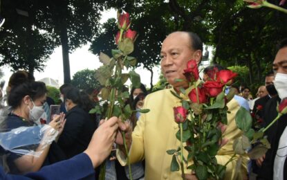 “พลเอก อนุพงษ์ เผ่าจินดา” รัฐมนตรีว่าการกระทรวงมหาดไทย คนที่ 51 อำลาตำแหน่ง มท.1 โดยมีข้าราชการ พนักงาน และเจ้าหน้าที่ในสังกัด ตั้งแถวส่งด้วยความเคารพรักและผูกพันตลอด 9 ปีของการดำรงตำแหน่งเป็น “ผู้นำมหาดไทย” ขับเคลื่อนงาน “บำบัดทุกข์ บำรุงสุข” เพื่อสร้างคุณภาพชีวิตที่ดีอย่างยั่งยืนให้กับประชาชน