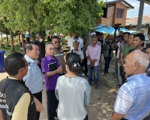 ชวน – นิพนธ์” ลงพื้นที่ติดตามความคืบหน้าเยียวยาชาวมูโนะ เหตุพลุระเบิด พร้อมมอบเงินช่วยเหลือ รร.- ญาติผู้เสียชีวิต จากมูลนิธิ ม.ร.ว.เสนีย์ฯ