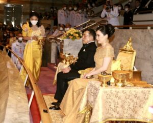 พระบาทสมเด็จพระเจ้าอยู่หัว และสมเด็จพระนางเจ้า ฯ พระบรมราชินี เสด็จพระราชดำเนินโดยรถยนต์พระที่นั่ง จากพระที่นั่งอัมพรสถาน พระราชวังดุสิต ไปทอดพระเนตรการแสดงของ นายสุบิน เมห์ทา (Mr. Zubin Mehta) และวงดุริยางค์ “มาจโจ มูสิกาเล ฟิออเรนติโน” (Maggio Musicale Fiorentino) ในงานมหกรรมศิลปะการแสดงและดนตรีนานาชาติ กรุงเทพ ฯ ครั้งที่ ๒๕ ณ หอประชุมใหญ่ ศูนย์วัฒนธรรมแห่งประเทศไทย เขตห้วยขวาง กรุงเทพมหานคร