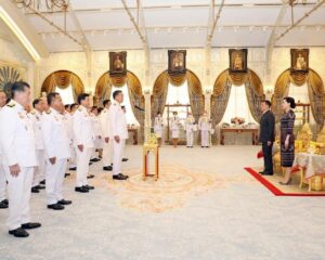 พระบาทสมเด็จพระเจ้าอยู่หัว และสมเด็จพระนางเจ้า ฯ พระบรมราชินี เสด็จออก ณ พระที่นั่งอัมพรสถาน พระราชวังดุสิต พระราชทานพระบรมราชวโรกาสให้ นายเศรษฐา  ทวีสิน  นายกรัฐมนตรี นำ คณะรัฐมนตรี ซึ่งทรงพระกรุณาโปรดเกล้าโปรดกระหม่อมแต่งตั้ง เฝ้าทูลละอองธุลีพระบาท ถวายสัตย์ปฏิญาณก่อนเข้ารับตำแหน่งหน้าที่