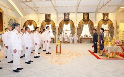 พระบาทสมเด็จพระเจ้าอยู่หัว และสมเด็จพระนางเจ้า ฯ พระบรมราชินี เสด็จออก ณ พระที่นั่งอัมพรสถาน พระราชวังดุสิต พระราชทานพระบรมราชวโรกาสให้ นายเศรษฐา  ทวีสิน  นายกรัฐมนตรี นำ คณะรัฐมนตรี ซึ่งทรงพระกรุณาโปรดเกล้าโปรดกระหม่อมแต่งตั้ง เฝ้าทูลละอองธุลีพระบาท ถวายสัตย์ปฏิญาณก่อนเข้ารับตำแหน่งหน้าที่