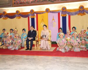 พระบาทสมเด็จพระเจ้าอยู่หัว และสมเด็จพระนางเจ้า ฯ พระบรมราชินี  เสด็จพระราชดำเนินไปทอดพระเนตร การแสดงละครชาตรี เรื่อง “มโนห์รา” ณ หอประชุมใหญ่ ศูนย์วัฒนธรรมแห่งประเทศไทย  เขตห้วยขวาง กรุงเทพมหานคร