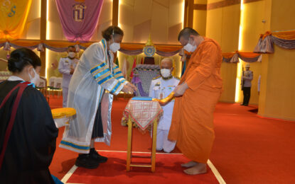 พระบาทสมเด็จพระเจ้าอยู่หัว ทรงพระกรุณาโปรดเกล้าโปรดกระหม่อมให้ สมเด็จพระกนิษฐาธิราชเจ้า กรมสมเด็จพระเทพรัตนราชสุดา ฯ สยามบรมราชกุมารี เสด็จพระราชดำเนินแทนพระองค์ ไปในการพระราชทานปริญญาบัตรแก่ผู้สำเร็จการศึกษาจากมหาวิทยาลัยนราธิวาสราชนครินทร์ ประจำปีการศึกษา ๒๕๖๕ ณ อาคารเฉลิมพระเกียรติ มหาวิทยาลัยนราธิวาสราชนครินทร์ อำเภอเมือง จังหวัดนราธิวาส