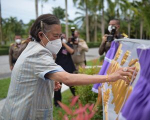 สมเด็จพระกนิษฐาธิราชเจ้า กรมสมเด็จพระเทพรัตนราชสุดา ฯ สยามบรมราชกุมารี เสด็จพระราชดำเนินไป ทรงเปิดอาคารศูนย์แสดงสินค้าและจำหน่ายสินค้าทางการเกษตร ณ ศูนย์ศึกษาการพัฒนาพิกุลทอง อันเนื่องมาจากพระราชดำริ อำเภอเมือง จังหวัดนราธิวาส