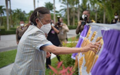 สมเด็จพระกนิษฐาธิราชเจ้า กรมสมเด็จพระเทพรัตนราชสุดา ฯ สยามบรมราชกุมารี เสด็จพระราชดำเนินไป ทรงเปิดอาคารศูนย์แสดงสินค้าและจำหน่ายสินค้าทางการเกษตร ณ ศูนย์ศึกษาการพัฒนาพิกุลทอง อันเนื่องมาจากพระราชดำริ อำเภอเมือง จังหวัดนราธิวาส