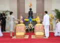 พระบาทสมเด็จพระเจ้าอยู่หัว และสมเด็จพระนางเจ้า ฯ พระบรมราชินี เสด็จพระราชดำเนินโดยรถยนต์พระที่นั่ง จากพระที่นั่งอัมพรสถาน พระราชวังดุสิต ไปทรงวางพวงมาลาถวายราชสักการะพระราชานุสาวรีย์สมเด็จพระมหิตลาธิเบศร อดุลยเดชวิกรม พระบรมราชชนก เนื่องใน “วันมหิดล” ณ โรงพยาบาลศิริราช เขตบางกอกน้อย กรุงเทพมหานคร