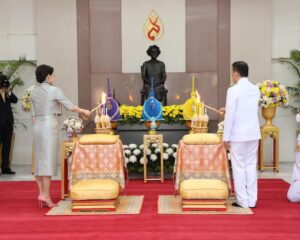 พระบาทสมเด็จพระเจ้าอยู่หัว และสมเด็จพระนางเจ้า ฯ พระบรมราชินี เสด็จพระราชดำเนินโดยรถยนต์พระที่นั่ง จากพระที่นั่งอัมพรสถาน พระราชวังดุสิต ไปทรงวางพวงมาลาถวายราชสักการะพระราชานุสาวรีย์สมเด็จพระมหิตลาธิเบศร อดุลยเดชวิกรม พระบรมราชชนก เนื่องใน “วันมหิดล” ณ โรงพยาบาลศิริราช เขตบางกอกน้อย กรุงเทพมหานคร