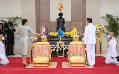 พระบาทสมเด็จพระเจ้าอยู่หัว และสมเด็จพระนางเจ้า ฯ พระบรมราชินี เสด็จพระราชดำเนินโดยรถยนต์พระที่นั่ง จากพระที่นั่งอัมพรสถาน พระราชวังดุสิต ไปทรงวางพวงมาลาถวายราชสักการะพระราชานุสาวรีย์สมเด็จพระมหิตลาธิเบศร อดุลยเดชวิกรม พระบรมราชชนก เนื่องใน “วันมหิดล” ณ โรงพยาบาลศิริราช เขตบางกอกน้อย กรุงเทพมหานคร