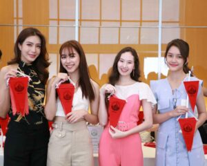 ทัพนักแสดงช่อง3 เชิญชวนร่วมบริจาคเงิน พร้อมรับธงที่ระลึก เนื่องในวันมหิดล 2566 ณ อาคารมาลีนนท์