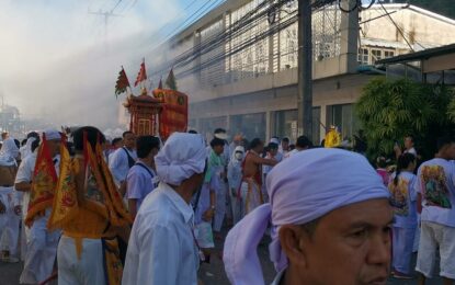 ศาลเจ้าท่าเรือ และศาลเจ้าเจ่งอ๋อง จ.ภูเก็ต แห่พระรอบเมืองภูเก็ต ขณะที่ม้าทรงยังคงโชว์การแสดงอภินิหารใช้อาวุธทิ่มแทงตามร่างกายเพื่อรับเคราะห์แทนผู้เข้าร่วมถือศีลกินผัก