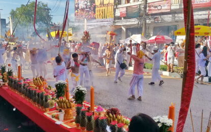 แห่พระรอบเมืองศาลเจ้าบางเหนียวคึกคัก  ม้าทรงศาลเจ้าบางเหนียวแสดงอภินิหารใช้อาวุธทิ่มแทงร่างกาย ขณะที่ชาวภูเก็ตร่วมต้อนรับขบวนแห่อย่างเนืองแน่นเต็มท้องถนน