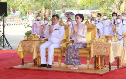 พระบาทสมเด็จพระเจ้าอยู่หัว และสมเด็จพระนางเจ้า ฯ พระบรมราชินีเสด็จพระราชดำเนินไปทรงเปิดศาลหลักเมืองประจำจังหวัดนราธิวาส บริเวณลานวัฒนธรรม ศาลากลางจังหวัดนราธิวาส (หลังเก่า) ถนนศูนย์ราชการ ตำบลโคกเคียน และทรงเปิดศาลากลางจังหวัดนราธิวาส (หลังใหม่) ถนนศูนย์ราชการ ตำบลลำภู อำเภอเมืองนราธิวาส จังหวัดนราธิวาส