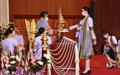 พระบาทสมเด็จพระเจ้าอยู่หัว ทรงพระกรุณาโปรดเกล้าโปรดกระหม่อมให้ สมเด็จพระกนิษฐาธิราชเจ้า กรมสมเด็จพระเทพรัตนราชสุดา ฯ สยามบรมราชกุมารี เสด็จพระราชดำเนินแทนพระองค์ ไปในการพระราชทานปริญญาบัตรแก่ผู้สำเร็จการศึกษาจากจุฬาลงกรณ์มหาวิทยาลัย ประจำปีการศึกษา ๒๕๖๕ เป็นวันสอง ณ หอประชุมจุฬาลงกรณ์มหาวิทยาลัย เขตปทุมวัน กรุงเทพมหานคร