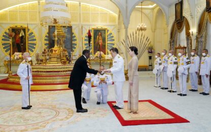 พระบาทสมเด็จพระเจ้าอยู่หัว และสมเด็จพระนางเจ้า ฯ พระบรมราชินี เสด็จออก ณ พระที่นั่งอัมพรสถาน พระราชวังดุสิต พระราชทานพระบรมราชวโรกาสให้ พลตรี โกตซีเลเน  มอราเค (Major General (Rtd) Gotsileene  Morake) ซึ่งมีถิ่นพำนักอยู่ที่กรุงโตเกียว ญี่ปุ่น เฝ้าทูลละอองธุลีพระบาท ถวายอักษรสาส์นตราตั้ง เป็นเอกอัครราชทูตวิสามัญผู้มีอำนาจเต็มแห่งสาธารณรัฐบอตสวานาประจำประเทศไทย