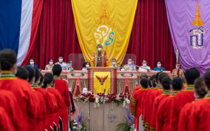 พระบาทสมเด็จพระเจ้าอยู่หัว ทรงพระกรุณาโปรดเกล้าโปรดกระหม่อมให้ สมเด็จพระกนิษฐาธิราชเจ้า กรมสมเด็จพระเทพรัตนราชสุดา ฯ สยามบรมราชกุมารี เสด็จพระราชดำเนินแทนพระองค์ ไปในการพระราชทานปริญญาบัตรแก่ผู้สำเร็จการศึกษา จากสถาบันการพยาบาลศรีสวรินทิรา สภากาชาดไทย ประจำปีการศึกษา ๒๕๖๕ ณ ห้องประชุมศักรินทรภักดี ชั้น ๓ อาคารสิรินธรานุสรณ์ ๖๐ พรรษา สภากาชาดไทย เขตปทุมวัน กรุงเทพมหานคร