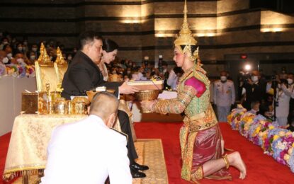 ในหลวง-พระราชินี ทอดพระเนตรการแสดงโขนรอบปฐมทัศน์ เรื่อง รามเกียรติ์ ตอน “กุมภกรรณทดน้ำ”