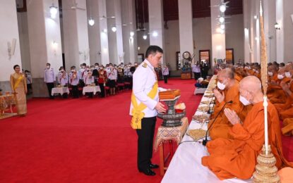 พระบาทสมเด็จพระเจ้าอยู่หัว และสมเด็จพระนางเจ้า ฯ พระบรมราชินี เสด็จพระราชดำเนินไปในการพระราชพิธีทรงบำเพ็ญพระราชกุศลถวายผ้าพระกฐิน ณ วัดมหาธาตุยุวราชรังสฤษฎิ์ เขตพระนคร กรุงเทพมหานคร