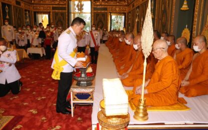 พระบาทสมเด็จพระเจ้าอยู่หัว และสมเด็จพระนางเจ้า ฯ พระบรมราชินี เสด็จพระราชดำเนินโดยรถยนต์พระที่นั่ง จากพระที่นั่งอัมพรสถาน พระราชวังดุสิต ไปในการพระราชพิธีทรงบำเพ็ญพระราชกุศลถวายผ้าพระกฐิน ณ วัดราชบพิธสถิตมหาสีมาราม และวัดพระเชตุพนวิมลมังคลาราม เขตพระนคร กรุงเทพมหานคร