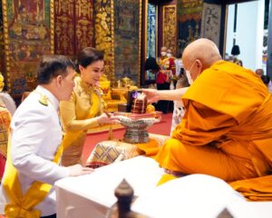 พระบาทสมเด็จพระเจ้าอยู่หัว และสมเด็จพระนางเจ้า ฯ พระบรมราชินี เสด็จพระราชดำเนินไปในการพระราชพิธีทรงบำเพ็ญพระราชกุศลถวายผ้าพระกฐิน ณ วัดราชโอรสาราม เขตจอมทอง กรุงเทพมหานคร