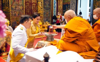 พระบาทสมเด็จพระเจ้าอยู่หัว และสมเด็จพระนางเจ้า ฯ พระบรมราชินี เสด็จพระราชดำเนินไปในการพระราชพิธีทรงบำเพ็ญพระราชกุศลถวายผ้าพระกฐิน ณ วัดราชโอรสาราม เขตจอมทอง กรุงเทพมหานคร