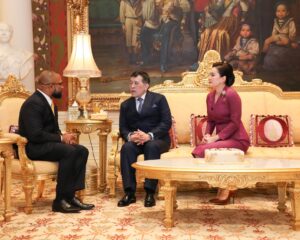 พระบาทสมเด็จพระเจ้าอยู่หัว และสมเด็จพระนางเจ้า ฯ พระบรมราชินี เสด็จออก ณ พระที่นั่งอัมพรสถาน พระราชวังดุสิต พระราชทานพระบรมราชวโรกาสให้ นายมุฮัมมัด  จินาห์ (Mr. Mohamed  Jinah) เอกอัครราชทูตสาธารณรัฐมัลดีฟส์ประจำประเทศไทย  ซึ่งได้รับพระราชทานพระบรมราชวโรกาสให้เข้าเฝ้าทูลละอองธุลีพระบาท ถวายอักษรสาส์นตราตั้ง เมื่อวันที่ ๒๔ ตุลาคม ๒๕๖๓ เฝ้าทูลละอองธุลีพระบาท กราบบังคมทูลลา ในโอกาสที่จะพ้นจากหน้าที่
