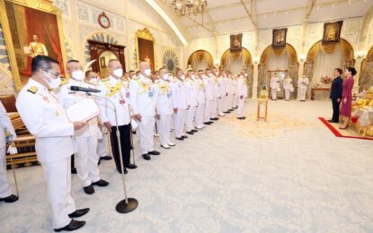 พระบาทสมเด็จพระเจ้าอยู่หัว และสมเด็จพระนางเจ้า ฯ พระบรมราชินี เสด็จออก ณ พระที่นั่งอัมพรสถาน พระราชวังดุสิต พระราชทานพระบรมราชวโรกาสให้นายสุทิน  คลังแสง  รัฐมนตรีว่าการกระทรวงกลาโหม นำ ตุลาการศาลทหารสูงสุด  ตุลาการศาลทหารกลาง  และตุลาการพระธรรมนูญศาลทหารชั้นต้น  เฝ้าทูลละอองธุลีพระบาท  ถวายสัตย์ปฏิญาณก่อนเข้ารับหน้าที่              ในการนี้ พลเอก พิสิษฐ์  นพเมือง  เจ้ากรมพระธรรมนูญ และ พลโท อรรถพล  แผ้วพาลชน หัวหน้าสำนักตุลาการทหารและตุลาการพระธรรมนูญหัวหน้าศาลทหารสูงสุด ร่วมเข้าเฝ้าทูลละอองธุลีพระบาทด้วย