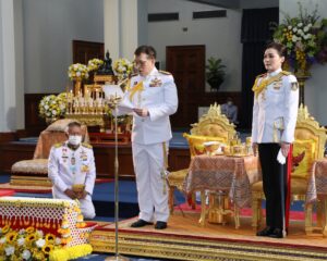 พระบาทสมเด็จพระเจ้าอยู่หัว และสมเด็จพระนางเจ้า ฯ พระบรมราชินี เสด็จลง ณ ศาลาดุสิดาลัย สวนจิตรลดา พระราชวังดุสิต พระราชทานพระบรมราชวโรกาสให้ พลเอก ทรงวิทย์ หนุนภักดี ผู้บัญชาการทหารสูงสุด นำ ผู้สำเร็จการศึกษาจากโรงเรียนนายร้อยพระจุลจอมเกล้า โรงเรียนนายเรือ โรงเรียนนายเรืออากาศนวมินทกษัตริยาธิราช และสถาบันการศึกษาทางทหารต่างประเทศ ประจำปีการศึกษา ๒๕๖๕ เฝ้าทูลละอองธุลีพระบาท รับพระราชทานกระบี่และปริญญาบัตร และผู้สำเร็จการศึกษาจากวิทยาลัยแพทยศาสตร์พระมงกุฎเกล้า ประจำปีการศึกษา ๒๕๖๕ เฝ้าทูลละอองธุลีพระบาท รับพระราชทานกระบี่