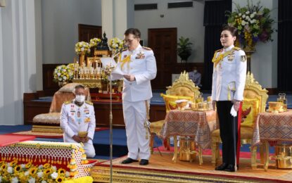 พระบาทสมเด็จพระเจ้าอยู่หัว และสมเด็จพระนางเจ้า ฯ พระบรมราชินี เสด็จลง ณ ศาลาดุสิดาลัย สวนจิตรลดา พระราชวังดุสิต พระราชทานพระบรมราชวโรกาสให้ พลเอก ทรงวิทย์ หนุนภักดี ผู้บัญชาการทหารสูงสุด นำ ผู้สำเร็จการศึกษาจากโรงเรียนนายร้อยพระจุลจอมเกล้า โรงเรียนนายเรือ โรงเรียนนายเรืออากาศนวมินทกษัตริยาธิราช และสถาบันการศึกษาทางทหารต่างประเทศ ประจำปีการศึกษา ๒๕๖๕ เฝ้าทูลละอองธุลีพระบาท รับพระราชทานกระบี่และปริญญาบัตร และผู้สำเร็จการศึกษาจากวิทยาลัยแพทยศาสตร์พระมงกุฎเกล้า ประจำปีการศึกษา ๒๕๖๕ เฝ้าทูลละอองธุลีพระบาท รับพระราชทานกระบี่