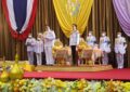 พระบาทสมเด็จพระเจ้าอยู่หัว และสมเด็จพระนางเจ้า ฯ  พระบรมราชินี เสด็จพระราชดำเนินโดยรถยนต์พระที่นั่ง ไปพระราชทานกระบี่และปริญญาบัตรแก่ผู้สำเร็จการศึกษาจากโรงเรียนนายร้อยตำรวจ ประจำปีการศึกษา ๒๕๖๕ ณ หอประชุมชุณหะวัณ โรงเรียนนายร้อยตำรวจ อำเภอสามพราน จังหวัดนครปฐม
