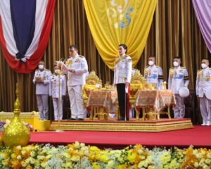 พระบาทสมเด็จพระเจ้าอยู่หัว และสมเด็จพระนางเจ้า ฯ  พระบรมราชินี เสด็จพระราชดำเนินโดยรถยนต์พระที่นั่ง ไปพระราชทานกระบี่และปริญญาบัตรแก่ผู้สำเร็จการศึกษาจากโรงเรียนนายร้อยตำรวจ ประจำปีการศึกษา ๒๕๖๕ ณ หอประชุมชุณหะวัณ โรงเรียนนายร้อยตำรวจ อำเภอสามพราน จังหวัดนครปฐม