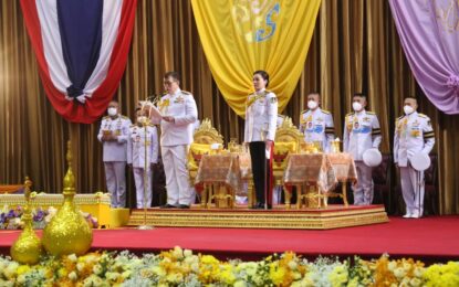 พระบาทสมเด็จพระเจ้าอยู่หัว และสมเด็จพระนางเจ้า ฯ  พระบรมราชินี เสด็จพระราชดำเนินโดยรถยนต์พระที่นั่ง ไปพระราชทานกระบี่และปริญญาบัตรแก่ผู้สำเร็จการศึกษาจากโรงเรียนนายร้อยตำรวจ ประจำปีการศึกษา ๒๕๖๕ ณ หอประชุมชุณหะวัณ โรงเรียนนายร้อยตำรวจ อำเภอสามพราน จังหวัดนครปฐม