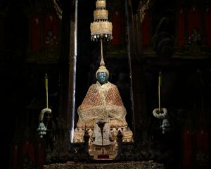 พระบาทสมเด็จพระเจ้าอยู่หัว และสมเด็จพระนางเจ้า ฯ พระบรมราชินี เสด็จพระราชดำเนินโดยรถยนต์พระที่นั่ง ไปทรงเปลี่ยนเครื่องทรงฤดูฝนเป็นเครื่องทรงฤดูหนาว ถวายพระพุทธมหามณีรัตนปฏิมากร ณ พระอุโบสถวัดพระศรีรัตนศาสดาราม พระบรมมหาราชวัง