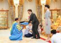 พระบาทสมเด็จพระเจ้าอยู่หัว และสมเด็จพระนางเจ้า ฯ พระบรมราชินีเสด็จออก ณ พระที่นั่งอัมพรสถาน พระราชวังดุสิต พระราชทานพระบรมราชวโรกาสให้นายโอภาส  การย์กวินพงศ์  ปลัดกระทรวงสาธารณสุข อุปนายกสถาบันพระบรมราชชนก นำคณะผู้บริหารสถาบัน ฯ เฝ้าทูลละอองธุลีพระบาท ทูลเกล้าทูลกระหม่อมถวายปริญญาสาธารณสุขศาสตรดุษฎีบัณฑิตกิตติมศักดิ์ และตราประจำสถาบันพระบรมราชชนก แด่พระบาทสมเด็จพระเจ้าอยู่หัว และทูลเกล้าทูลกระหม่อมถวายปริญญาพยาบาลศาสตรดุษฎีบัณฑิตกิตติมศักดิ์ และผ้าไหมยกดอกลำพูน แด่สมเด็จพระนางเจ้า ฯ พระบรมราชินี