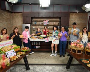 ก้อง-ท็อป จัดหนัก จัดใหญ่ ส่งท้ายปลายปี ชวนออเจ้า รอน – จ๊ะจ๋า ข้ามยุคบุกตลาด ลิ้นติดโปรแฟร์ อร่อยฟิน อิ่มสนุกจุกๆ จ้า!!