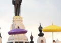 พระบาทสมเด็จพระเจ้าอยู่หัว และสมเด็จพระนางเจ้า ฯ  พระบรมราชินี เสด็จพระราชดำเนินโดยรถยนต์พระที่นั่ง ไปทรงวางพุ่มดอกไม้ ณ พระบรมราชานุสาวรีย์พระบาทสมเด็จพระบรมชนกาธิเบศร มหาภูมิพลอดุลยเดชมหาราช บรมนาถบพิตร เขตดุสิต กรุงเทพมหานคร