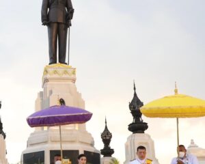 พระบาทสมเด็จพระเจ้าอยู่หัว และสมเด็จพระนางเจ้า ฯ  พระบรมราชินี เสด็จพระราชดำเนินโดยรถยนต์พระที่นั่ง ไปทรงวางพุ่มดอกไม้ ณ พระบรมราชานุสาวรีย์พระบาทสมเด็จพระบรมชนกาธิเบศร มหาภูมิพลอดุลยเดชมหาราช บรมนาถบพิตร เขตดุสิต กรุงเทพมหานคร