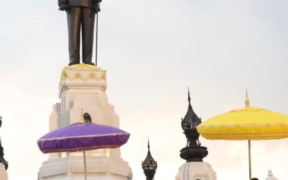 พระบาทสมเด็จพระเจ้าอยู่หัว และสมเด็จพระนางเจ้า ฯ  พระบรมราชินี เสด็จพระราชดำเนินโดยรถยนต์พระที่นั่ง ไปทรงวางพุ่มดอกไม้ ณ พระบรมราชานุสาวรีย์พระบาทสมเด็จพระบรมชนกาธิเบศร มหาภูมิพลอดุลยเดชมหาราช บรมนาถบพิตร เขตดุสิต กรุงเทพมหานคร