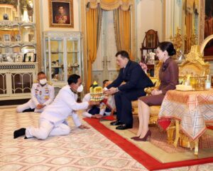พระบาทสมเด็จพระเจ้าอยู่หัว และสมเด็จพระนางเจ้า ฯ พระบรมราชินี เสด็จออก ณ พระที่นั่งอัมพรสถาน พระราชวังดุสิต พระราชทานพระบรมราชวโรกาสให้ พลเอก สุรยุทธ์  จุลานนท์ ประธานองคมนตรี นำ พลเอก ประยุทธ์  จันทร์โอชา องคมนตรี ซึ่งทรงพระกรุณาโปรดเกล้าโปรดกระหม่อมแต่งตั้ง เฝ้าทูลละอองธุลีพระบาท ถวายสัตย์ปฏิญาณก่อนเข้ารับหน้าที่