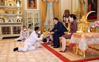 พระบาทสมเด็จพระเจ้าอยู่หัว และสมเด็จพระนางเจ้า ฯ พระบรมราชินี เสด็จออก ณ พระที่นั่งอัมพรสถาน พระราชวังดุสิต พระราชทานพระบรมราชวโรกาสให้ พลเอก สุรยุทธ์  จุลานนท์ ประธานองคมนตรี นำ พลเอก ประยุทธ์  จันทร์โอชา องคมนตรี ซึ่งทรงพระกรุณาโปรดเกล้าโปรดกระหม่อมแต่งตั้ง เฝ้าทูลละอองธุลีพระบาท ถวายสัตย์ปฏิญาณก่อนเข้ารับหน้าที่