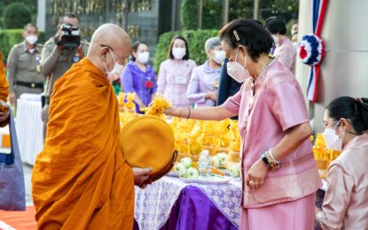 สมเด็จพระกนิษฐาธิราชเจ้า กรมสมเด็จพระเทพรัตนราชสุดา ฯ สยามบรมราชกุมารี อุปนายิกาผู้อำนวยการสภากาชาดไทย เสด็จพระราชดำเนินไปทรงบาตร เนื่องในโอกาสส่งท้ายปีเก่าต้อนรับปีใหม่ ๒๕๖๗ ณ บริเวณด้านหน้าอาคารภูมิสิริมังคลานุสรณ์ โรงพยาบาลจุฬาลงกรณ์ สภากาชาดไทย เขตปทุมวัน กรุงเทพมหานคร