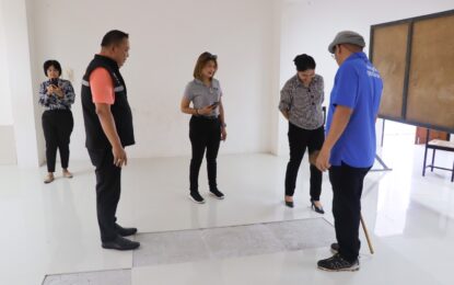 เรวัตฯ นายก อบจ.ภูเก็ต มอบหมายให้ รองนายก  อบจ.ภูเก็ต ลงสำรวจพื้นที่เพื่อปรับปรุงอาคารศูนย์การเรียนรู้ชุมชนบ้านบางโรง