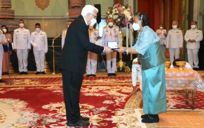 พระบาทสมเด็จพระเจ้าอยู่หัว ทรงพระกรุณาโปรดเกล้าโปรดกระหม่อมให้ สมเด็จพระกนิษฐาธิราชเจ้า กรมสมเด็จพระเทพรัตนราชสุดา ฯ  สยามบรมราชกุมารี เสด็จออกแทนพระองค์ ณ พระที่นั่งจักรีมหาปราสาท พระบรมมหาราชวัง พระราชทานพระราชวโรกาสให้ ศาสตราจารย์ นายแพทย์อภิชาติ  อัศวมงคลกุล รองประธานมูลนิธิรางวัลสมเด็จเจ้าฟ้ามหิดล ในพระบรมราชูปถัมภ์ นำ ผู้ได้รับพระราชทานรางวัลสมเด็จเจ้าฟ้ามหิดล ประจำปี ๒๕๖๖ เฝ้าทูลละอองพระบาท รับพระราชทานรางวัลสมเด็จเจ้าฟ้ามหิดล ประจำปี ๒๕๖๖