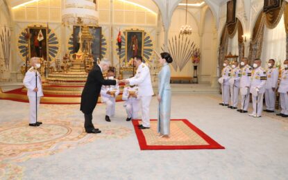 พระบาทสมเด็จพระเจ้าอยู่หัว และสมเด็จพระนางเจ้า ฯ พระบรมราชินี เสด็จออก ณ พระที่นั่งอัมพรสถาน พระราชวังดุสิต พระราชทานพระบรมราชวโรกาสให้นายฌ็อง-โกลด ปวงเบิฟ (Mr. Jean-Claude Poimboeuf) ซึ่งมีถิ่นพำนักอยู่ที่กรุงเทพมหานคร เฝ้าทูลละอองธุลีพระบาท ถวายอักษรสาส์นตราตั้ง เป็นเอกอัครราชทูตวิสามัญผู้มีอำนาจเต็มแห่งสาธารณรัฐฝรั่งเศสประจำประเทศไทย