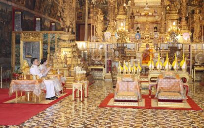 พระบาทสมเด็จพระเจ้าอยู่หัว และสมเด็จพระนางเจ้า ฯ พระบรมราชินี เสด็จพระราชดำเนินไปในการทรงบำเพ็ญพระราชกุศลเนื่องในวันมาฆบูชา ณ พระอุโบสถวัดพระศรีรัตนศาสดาราม พระบรมมหาราชวัง