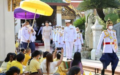 พระบาทสมเด็จพระเจ้าอยู่หัว และสมเด็จพระนางเจ้า ฯ พระบรมราชินี เสด็จพระราชดำเนินไปในการทรงบำเพ็ญพระราชกุศลเนื่องในวันมาฆบูชา ณ พระอุโบสถวัดพระศรีรัตนศาสดาราม พระบรมมหาราชวัง