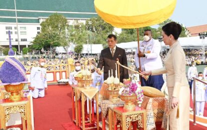 พระบาทสมเด็จพระเจ้าอยู่หัว และสมเด็จพระนางเจ้า ฯ พระบรมราชินี เสด็จพระราชดำเนินไปทรงสักการะพระบรมสารีริกธาตุ และพระอรหันตธาตุของพระสารีบุตรและพระโมคคัลลานะ เนื่องในโอกาสพระราชพิธีมหามงคลเฉลิมพระชนมพรรษา ๖ รอบ ๒๘ กรกฎาคม ๒๕๖๗ ณ มณฑลพิธีท้องสนามหลวง เขตพระนคร กรุงเทพมหานคร